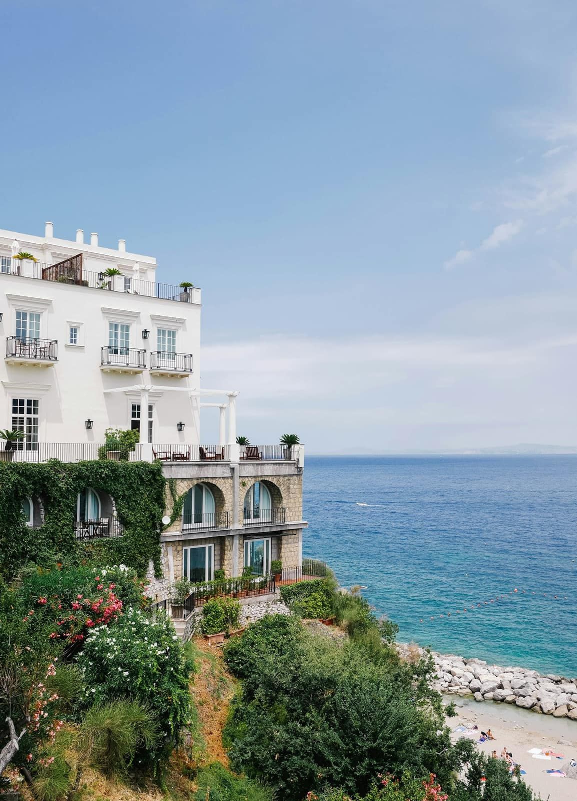 Immeuble blanc de style Belle Époque sur une falaise face à la mer