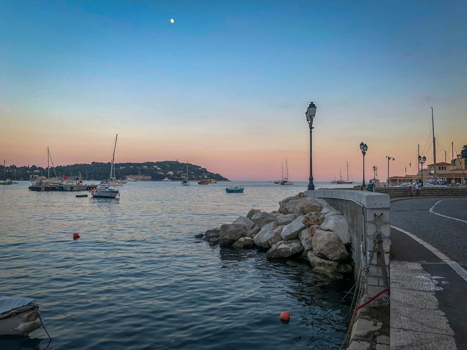 La rade de Villefranche-sur-Mer au crépuscule, voiliers au mouillage