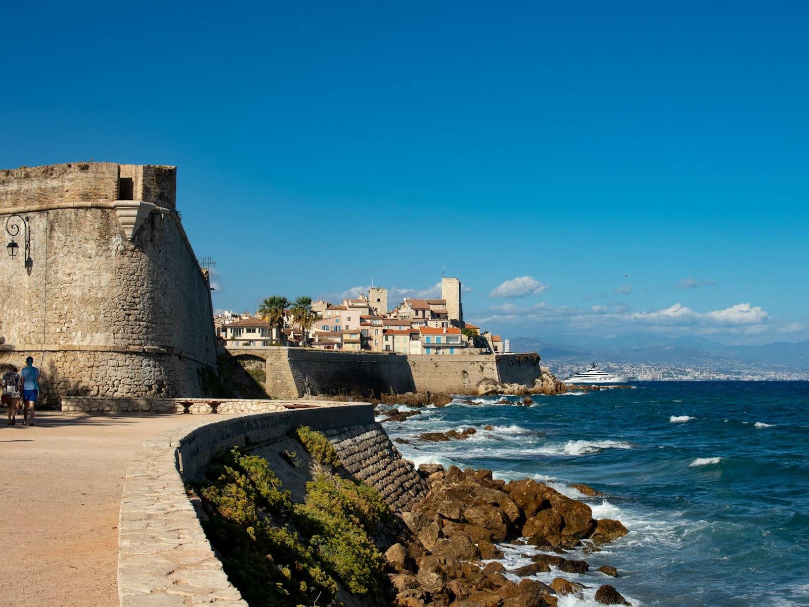 Les remparts d’Antibes au bord de la mer