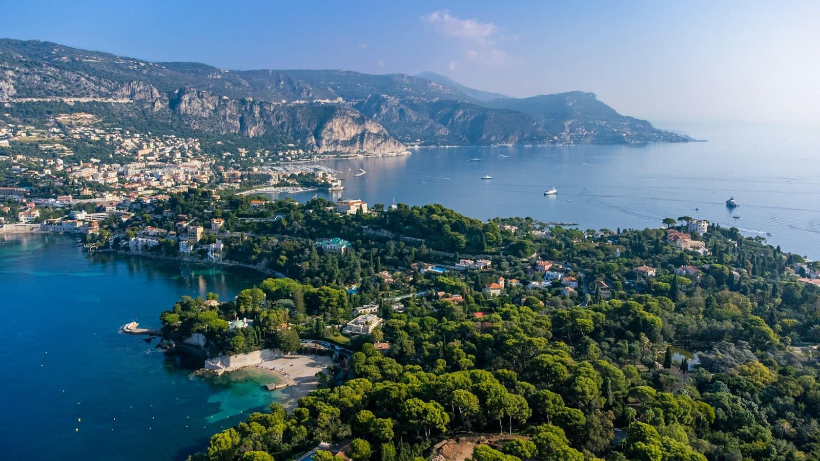 Vue aérienne de la presqu’île de Saint-Jean-Cap-Ferrat et de ses pinèdes