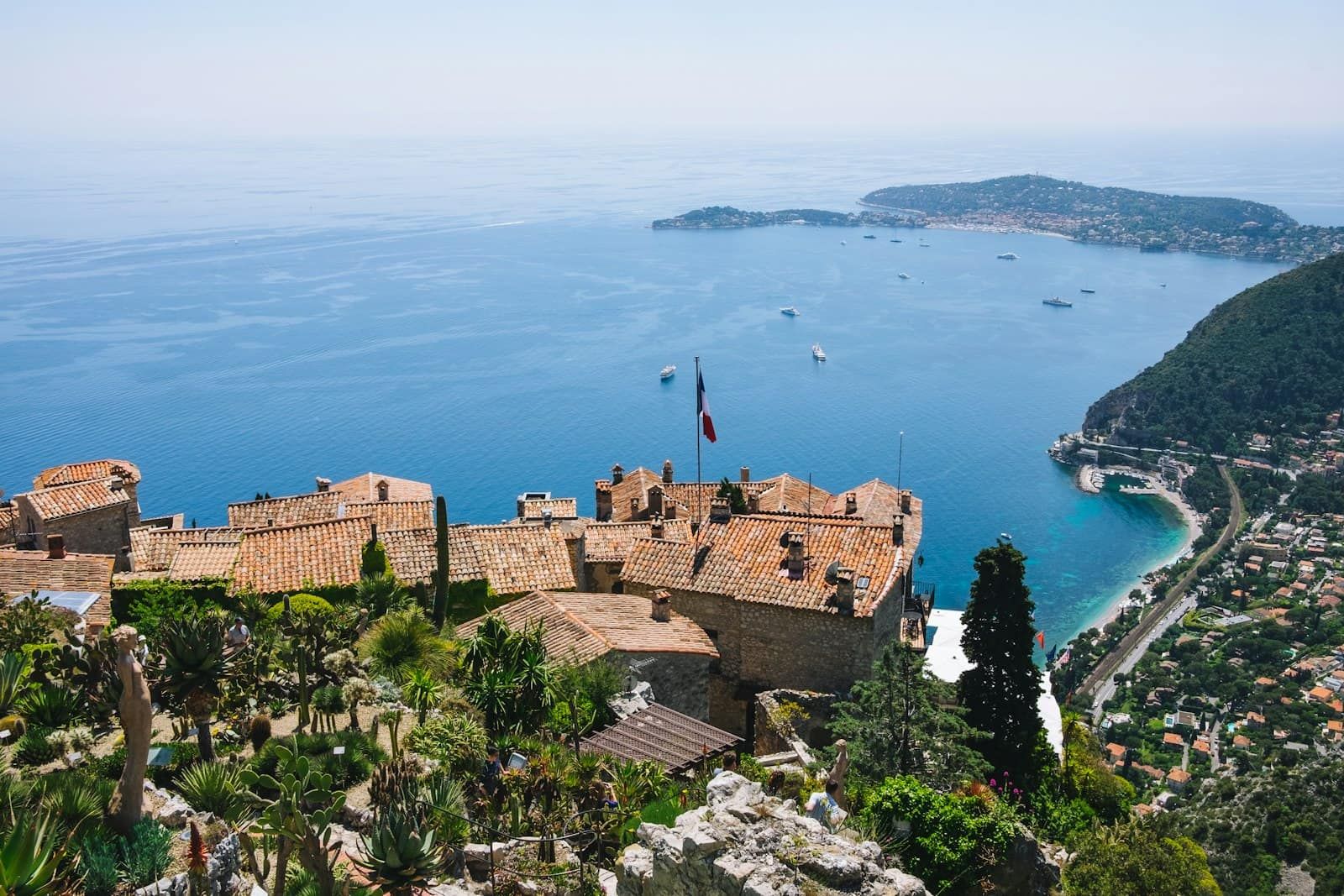Le village perché d’Èze dominant la mer