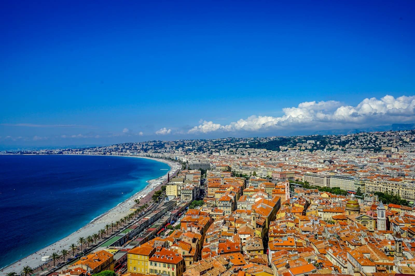 Vue aérienne de Nice, de la baie des Anges et des toits de la ville