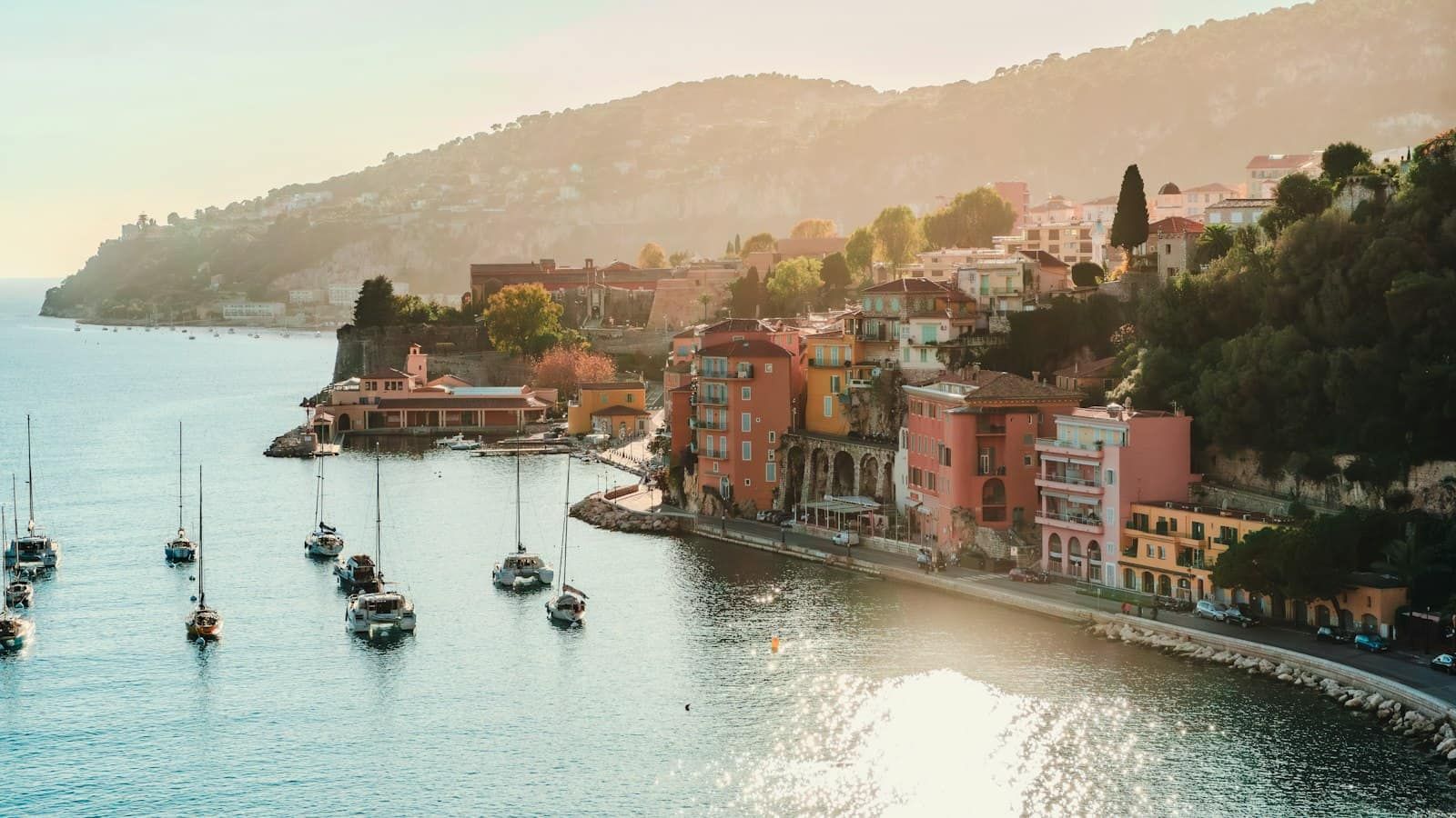 Le port de Villefranche-sur-Mer et ses façades colorées au soleil couchant