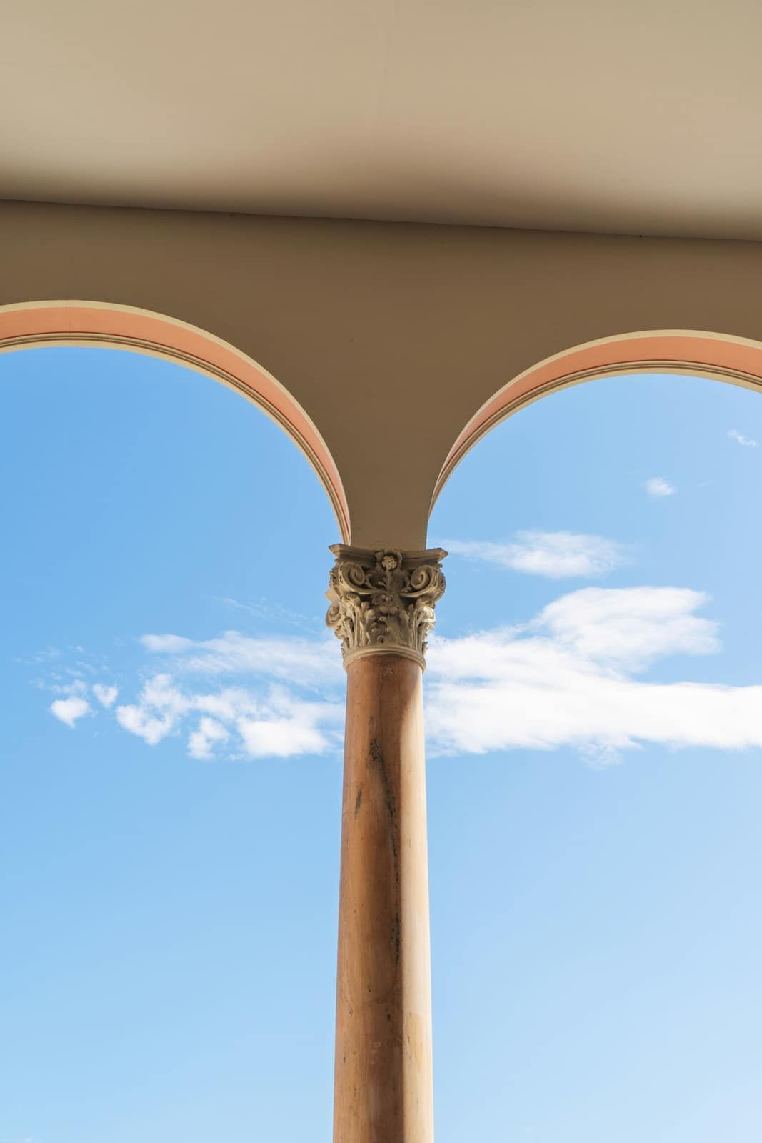 Arches et colonne de pierre se découpant sur un ciel bleu